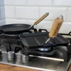 Чугунная сковорода с деревянной ручкой, 22 х 22 см - 4 ['чугунный сковороду', ' сковороду с деревянной ручкой', ' сковороду со складывающейся ручкой', ' чугунные горшки']