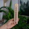 Комнатный термометр с рисунком (-20°C до +50°C) 20см - 3 ['внутренний термометр', ' комнатный термометр', ' термометр для помещений', ' домашний термометр', ' термометр', ' деревянный комнатный термометр', ' термометр с читабельной шкалой', ' термометр с усиленной защитой капиллярной капсулы']